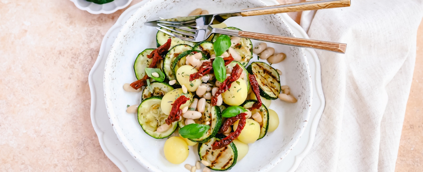Lauwwarme salade van krieltjes, courgette & cannellini bonen